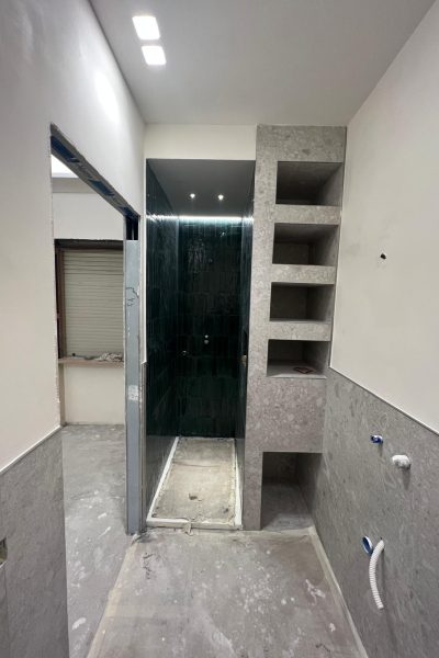 Bagno in fase di rifinitura con nicchie a muro - Civitavecchia