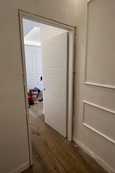 Porta interna bianca con boiserie - Civitavecchia